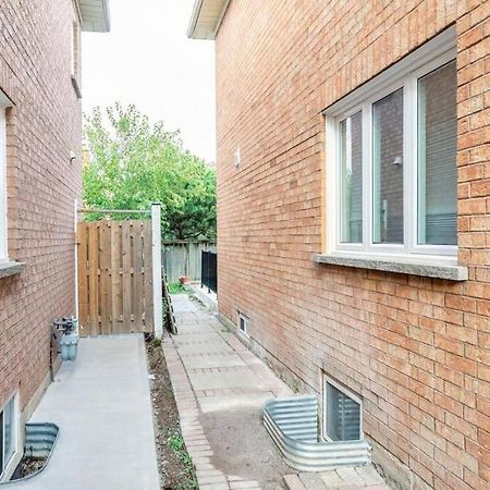 מיסיסאוגה Spacious Basement מראה חיצוני תמונה