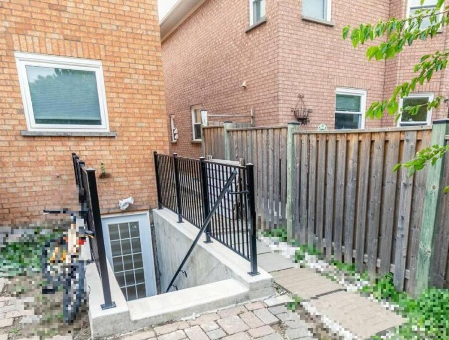 מיסיסאוגה Spacious Basement מראה חיצוני תמונה