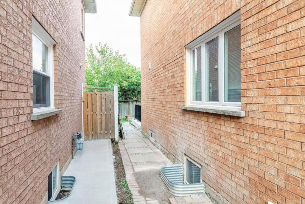מיסיסאוגה Spacious Basement מראה חיצוני תמונה