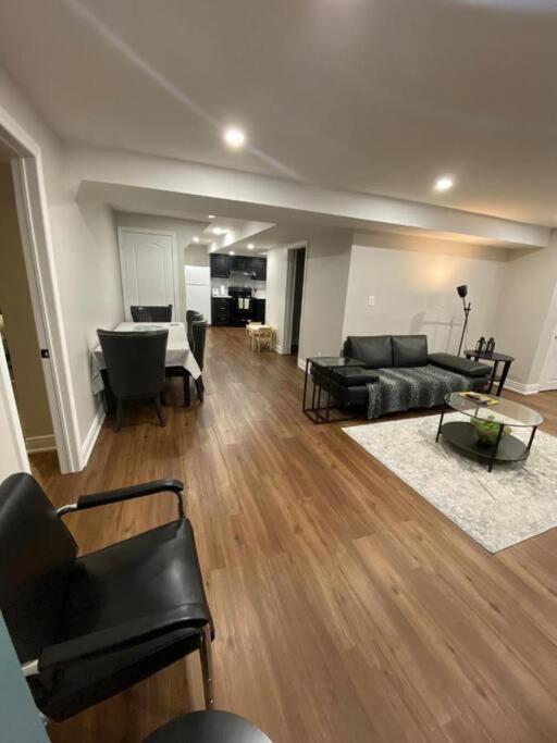 מיסיסאוגה Spacious Basement מראה חיצוני תמונה