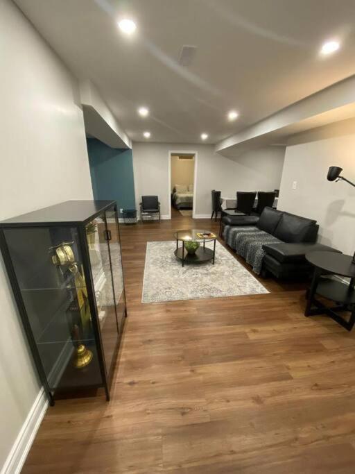 מיסיסאוגה Spacious Basement מראה חיצוני תמונה