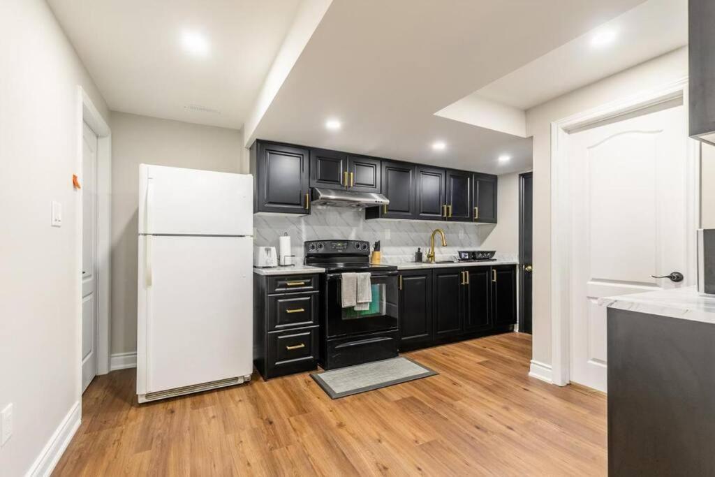 מיסיסאוגה Spacious Basement מראה חיצוני תמונה