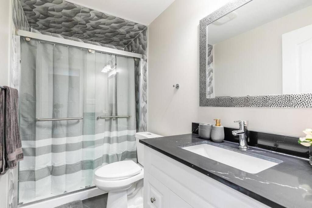 מיסיסאוגה Spacious Basement מראה חיצוני תמונה